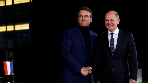 05/10/2022. El canciller alemán, Olaf Scholz, da la bienvenida al presidente francés Emmanuel Macron, en Berlín, a 3 de octubre de 2022.