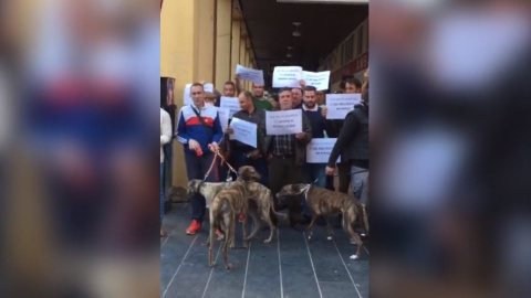 Un grupo de cazadores protesta frente a un puesto de Pacma de recogida de avales electorales en Badajoz.