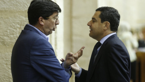 El presidente de Ciudadanos en Andalucía, Juan Marín, y el del PP-A, Juan Manuel Moreno, conversando en el Parlamento andaluz. EFE