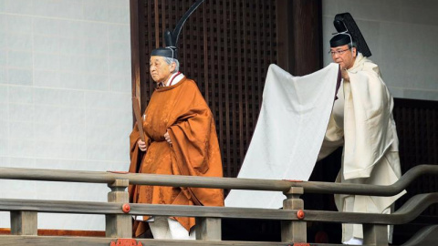 29/04/2019 - El emperador japonés Akihito camina rumbo a un rito de presentación de informes en el Santuario Imperial (Kashikodokoro) el día de la ceremonia de su abdicación este martes, en el Palacio Imperial de Tokio | EFE