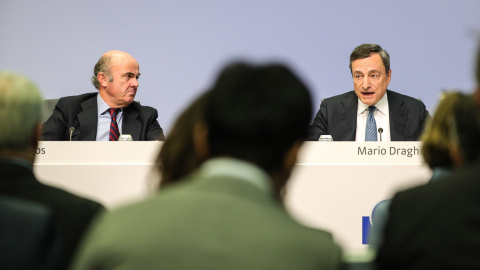 El presidente del BCE, Mario Draghi, y el vicepresidente, Luis de Guindos, en la rueda de prensa posterior a la reunión del Consejo de Gobierno de la entidad, en Fráncfort. EFE