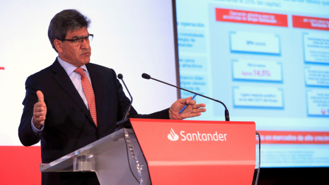 El consejero delegado del Santander, José Antonio Álvarez (d), durante la presentación de los resultados del primer trimestre. EFE/ Fernando Alvarado