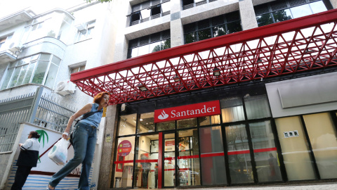 Una mujer pasa por delante de una sucursal de Banco Santander en Rio de Janeiro. REUTERS/Sergio Moraes