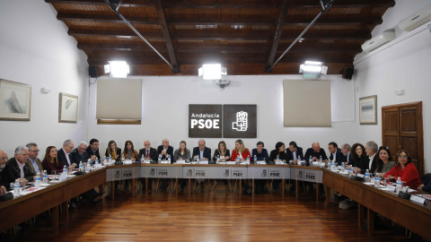 Susana Díaz (c.) preside la reunión de la ejecutiva del PSOE-A para analizar los resultados de las elecciones al Parlamento de Andalucía del 2-D. REUTERS/Marcelo Del Pozo