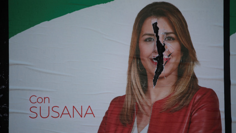 La imagen de Susana Díaz en uno de los carteles para las elecciones al Parlamento Andaluz del 2-D, en una calle de la localidad malagueña de Ronda. REUTERS/Jon Nazca