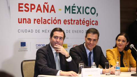 El presidente del Gobierno, Pedro Sánchez, junto al presidente de CEOE, Antonio Garamendi, y la ministra de Industria, Reyes Maroto, durante el desayuno de trabajo que ha mantenido con empresarios españoles. POOL MONCLOA/Fernando Calvo