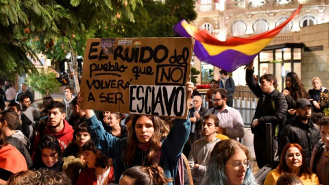 04/12/2018.- Manifestación llevada a cabo hoy en Almería, como protesta contra el fascismo tras los resultados de Vox en las elecciones andaluzas. EFE / Carlos barba