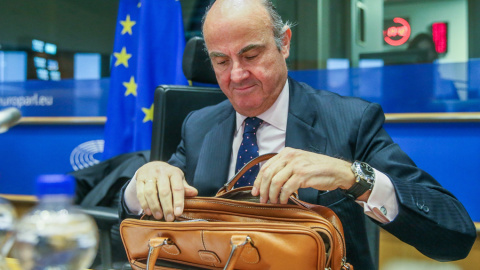 El todavía ministro de Economía, Luis de Guindos, se prepara para responder a las preguntas de los miembros de la Comisión de Asuntos Económicos del Parlamento Europeo, en su examen para ocupar la vicepresidencia del BCE, en Bruselas, Bélgica, el 26 