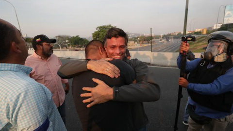 30/04/2019.- El opositor venezolano Leopoldo López se dirige a los medios tras ser liberado este martes en Caracas, donde cumplía una pena de casi 14 años de prisión en régimen de arresto domiciliario, como consecuencia de un "movimiento militar y ci