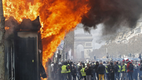 Un incendio durante las protestas de los chalecos amarillos este sábado en París. REUTERS/Philippe Wojazer