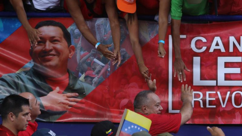 Simpatizantes saludan al presidente de la Asamblea Nacional Constituyente, Diosdado Cabello (c), este sábado en una movilización encabezada por el presidente de Venezuela, Nicolás Maduro, para celebrar la salida del país de la Organización de Estados