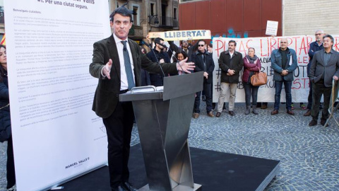 Manuel  Valls durante un mitin en el barrio de El Raval. /EFE