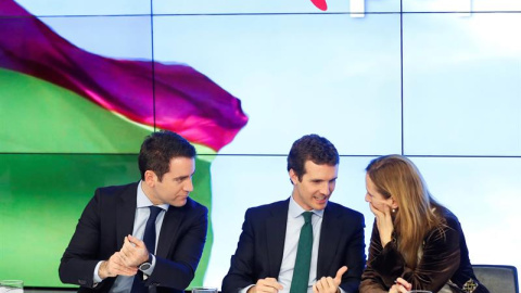 El secretario general del PP, Teodoro García-Egea (i) , junto al presidente del PP, Pablo Casado (c), y la vicesecretaria general de comunicación del PP, Marta González (d), durante la reunión del Comité Ejecutivo Nacional del PP. EFE/Emilio Naranjo