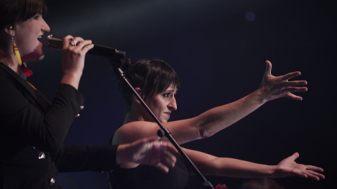 Rozalén y Beatriz Romero, durante un concierto de la gira 'El árbol y el bosque', celebrado en Pamplona