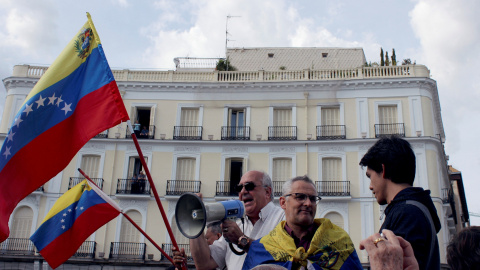 30/04/2019.- Luis Eduardo Manresa (i), secretario del Partido Acción Democrática en España, durante una concentración de venezolanos esta tarde en la Puerta del Sol en Madrid. / EFE - EDUARDO OYANA