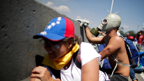 30/04/2019 - Enfrentamientos en los alrededores de la base militar 'La Carlota' en Caracas. / REUTERS