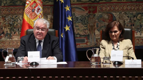 La vicepresidenta del Gobierno, Carmen Calvo, junto al presidente del Tribunal Constitucional, Juan José González Rivas. /EFE