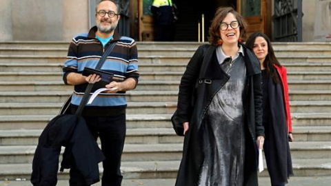 Los exdiputados de la CUP, Antonio Baños (i) y Eulàlia Reguant (c), acompañados de la diputada de la CUP, María Sirvent (d), salen del Tribunal Superior de Justicia de Cataluña donde se les ha notificado la multa impuesta por negarse a responder a VO