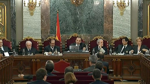 Imagen de la señal institucional del Tribunal Supremo, de una vista general de la sala, durante la declaración como testigo del expresidente del Gobierno, Mariano Rajoy, este miércoles en el juicio al 'procés'. - EFE