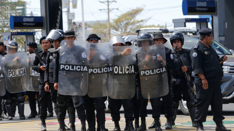 Grupos de policías nicaragüenses en una protesta contra el presidente Daniel Ortega, en Managua. REUTERS/Oswaldo Rivas