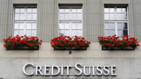 El banco Credit Suisse reduce deuda para calmar los temores de los inversores