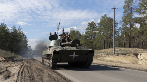 Militares ucranianos viajan en un vehículo blindado en una carretera en el área de Kharkiv, Ucrania, el 6 de octubre de 2022.