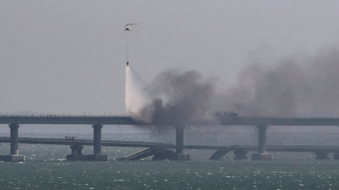 08/10/2022 Un helicóptero participa en las tareas de extinción del incendio en el puente de Crimea