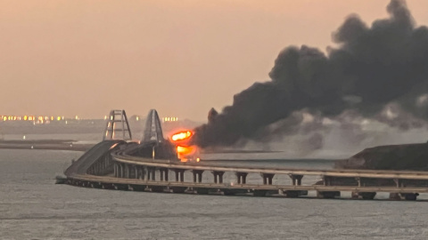 Las llamas se vislumbran en el puente de Crimea tras el incendio del tanque de combustible de un tren