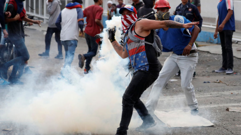 Un manifestante, en Caracas este martes. REUTERS/Carlos García Rawlins