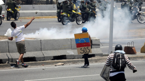 01/05/2019 - Enfrentamientos entre uniformados y manifestantes en una nueva jornada de protestas en Venezuela. / REUTERS - Manaure Quintero