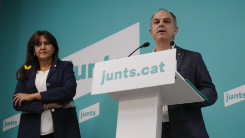 La líder de JxCat, Laura Borràs, y el secretario general, Jordi Turull, en la rueda de prensa donde anunciaban los resultados de la votación de los militantes para decidir su salida del Govern.