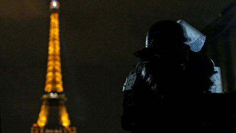 Un policía francés en París con la torre Eiffel de fondo. - REUTERS