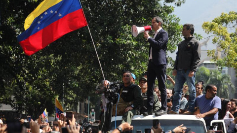 El presidente de la Asamblea Nacional, Juan Guaidó (c), y el líder opositor Leopoldo López (d) participan en una manifestación en apoyo a su levantamiento contra el gobierno de Nicolás Maduro. /EFE