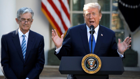 El presidente de EEUU, Donald Trump con Jerome Powell, en los jardines de la Casa Blanca, en noviembre de 2017, el día de su designación como presidente de la Reserva Federal.. REUTERS/Carlos Barria