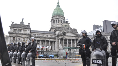 Policías frente al Congreso en Buenos Aires - Archivo