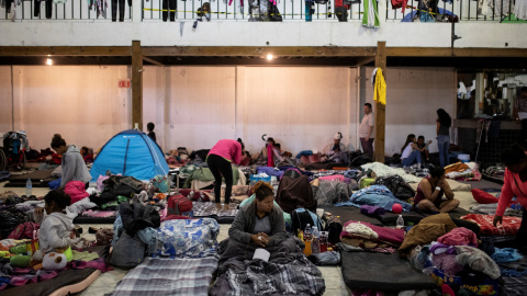 Un refugio temporal de la ciudad Tijuana donde duermen los migrantes - REUTERS/Alkis Konstantinidis