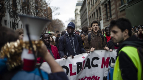 Estudiantes franceses en la manifestación que este jueves recorrió las calles de París contra el aumento de las tarifas para estudiantes extranjeros | EFE