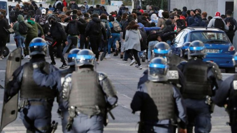 Estudiantes franceses huyen de los antidisturbios durante la protesta de este jueves contra los planes de reforma educativa del Gobierno de Emmanuel Macron, en Montpellier | EFE