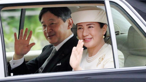 El nuevo emperador de Japón, Naruhito, y su esposa la emperatriz Masako (d) saludan a su llegada al Palacio Imperial, este miércoles, en Tokio (Japón). /EFE