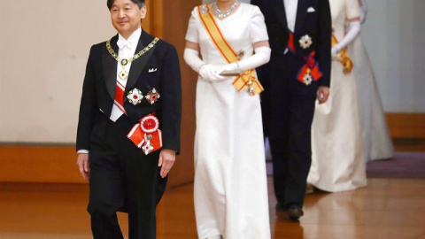 El nuevo emperador japonés Naruhito (i) y la emperatriz Masako (2i) asisten a la 'Sokui-go-Choken-no-gi', o Primera audiencia después de la Adhesión al trono. /EFE