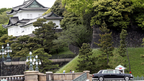 El coche oficial del emperador Naruhito abandona el Palacio Imperial de Tokio. /REUTERS