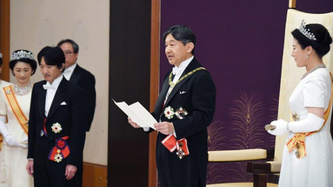 El nuevo emperador Naruhito, junto a la emperatriz Masako en la ceremonia de toma de posesión en el Palacio Imperial de Tokio. /REUTERS