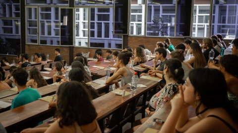 Un grupo de alumnos, antes de comenzar uno de los exámenes de las pruebas de acceso a la universidad del año 2022 en Catalunya, en la Facultad de Economía y Empresa de la Universidad de Barcelona