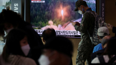 Un soldado de Corea del Sur frente a un televisor que transmite cómo Corea del Norte dispara un misil balístico hacia el mar frente a su costa este, en Seúl, Corea del Sur