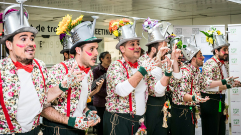 Una chirigota del carnaval de Cadis, aquest dissabte a l'estació de Sants. Fundació Andacat