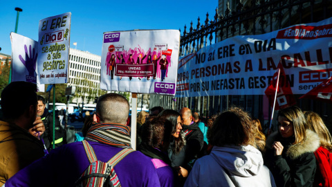 Un grupo de trabajadores se concentra en el lugar de celebración de la junta de accionistas de Dia, en protesta contra el ERE puesto en marcha por el grupo de supermercados. EFE/Emilio Naranjo