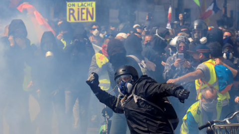 Protestas y altercados antes de la manifestación del Primero de Mayo en París. / GONZALO FUENTES (REUTERS)