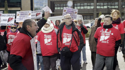 Enfermos de hepatitis C se manifiestan frente a laboratorio que fabrica Sovaldi. EFE