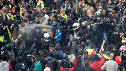 Protestas antes de la manifestación del Primero de Mayo en París. / GONZALO FUENTES (REUTERS)