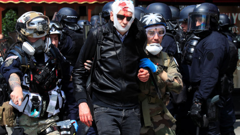 Un manifestante herido en la manifestación del Primero de Mayo en París. / GONZALO FUENTES (REUTERS)